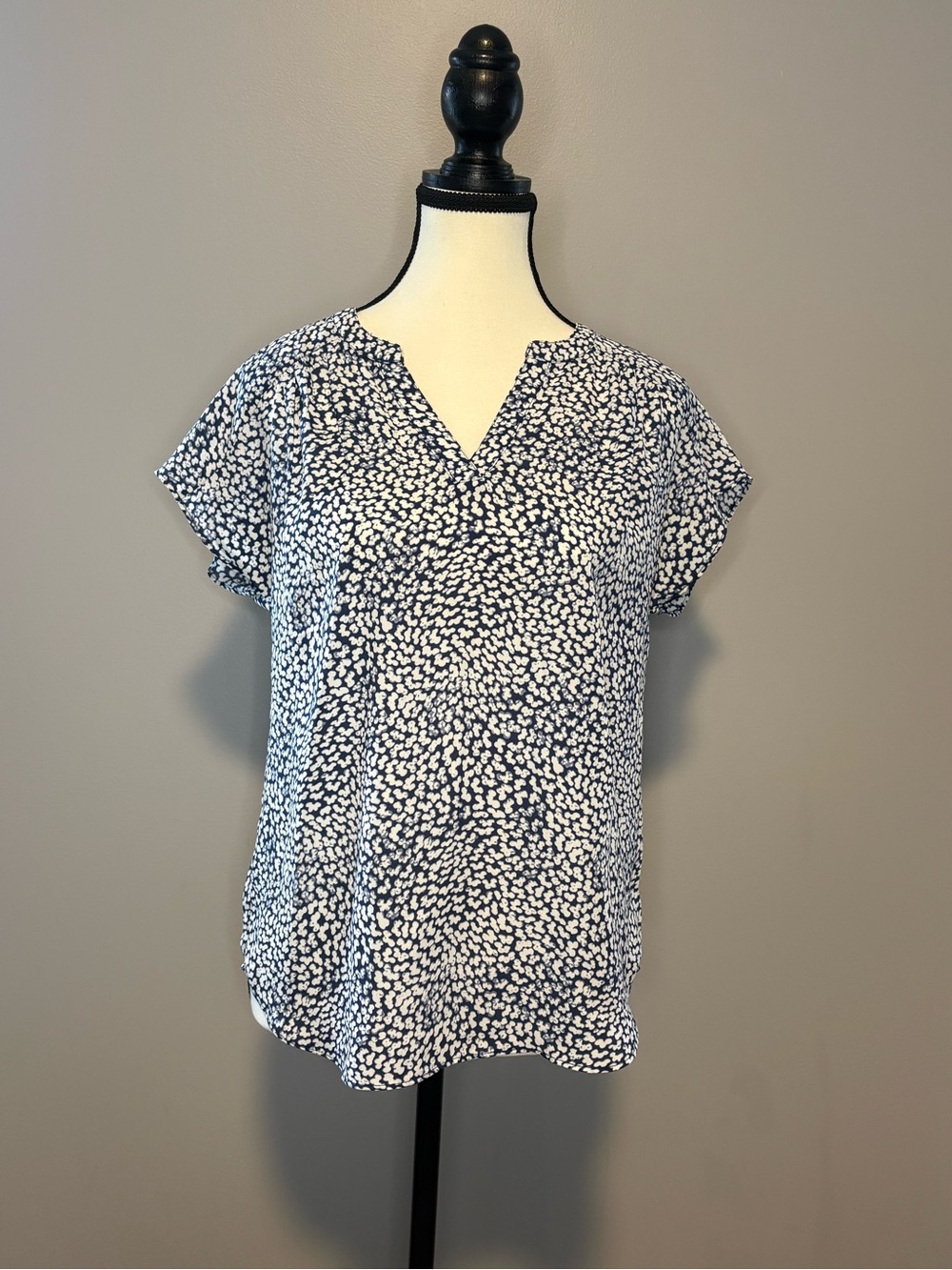 Banana Republic Navy and White Petal Print Notch-Neck Blouse XS